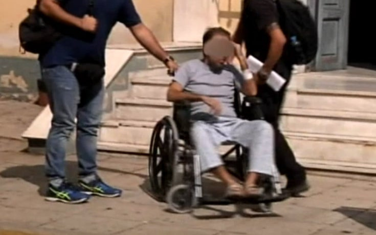 Eγκλημα στην Πετρούπολη: Οι δύο διαφορετικές εκδοχές του πατέρα για τον θάνατο της 18χρονης (βίντεο)